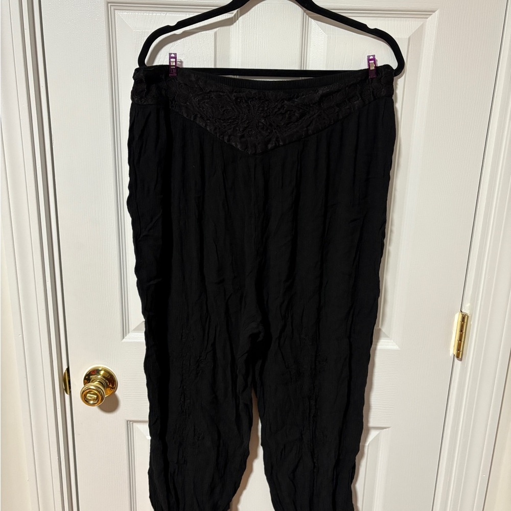 HolyClothing Black Women's Cropped Pants
